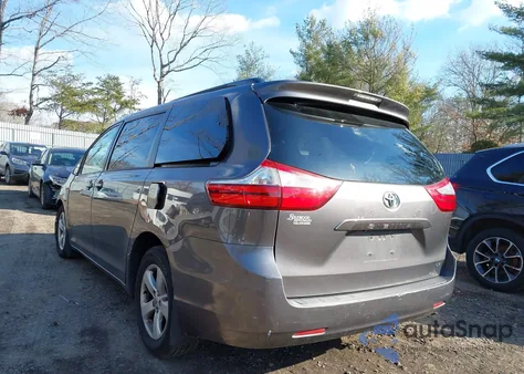 2015 Toyota Sienna Le 8 Passenger z USA, uszkodzony, nr VIN 5TDKK3DC3FS628763